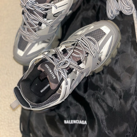 Bought the wrong size , Brand New hasn’t been worn. Selling them for low - Picture 2 of 7